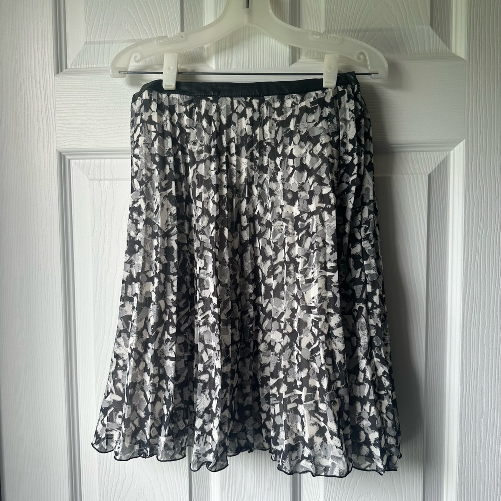 H&M Black, White, and Gray Printed Pleated Lined Skirt with Leather Trim